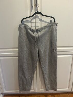 Women’s large gray sweatpants by Timberland with side pockets and a back pocket